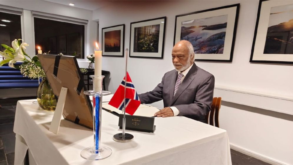 LGRD Minister signs condolence book on death of Norway’s King