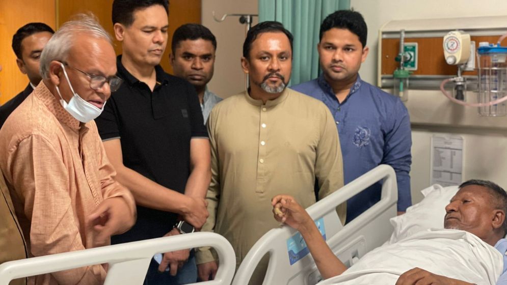 Rizvi visits injured State Minister Abdul Bari at hospital
