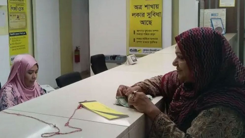Sammilito Islami Bank begins returning depositors’ money