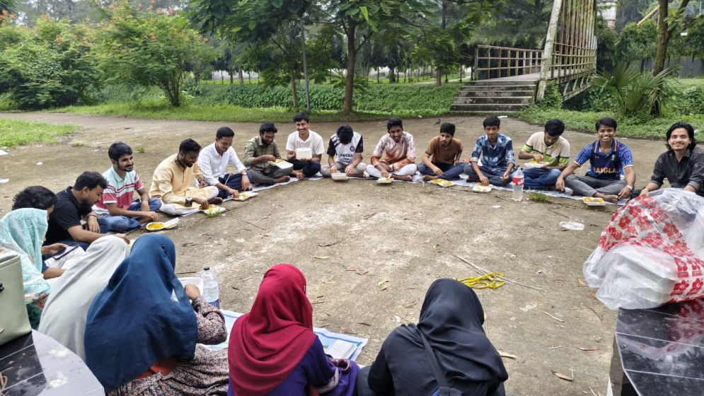 Students organise picnic near Islamic University in Kushtia