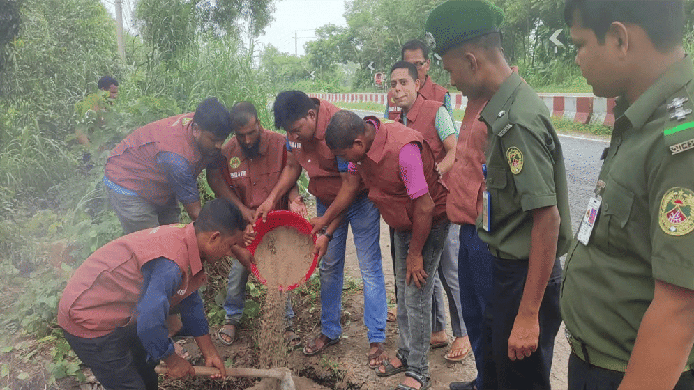 Ansar-VDP members repair road in Goalanda