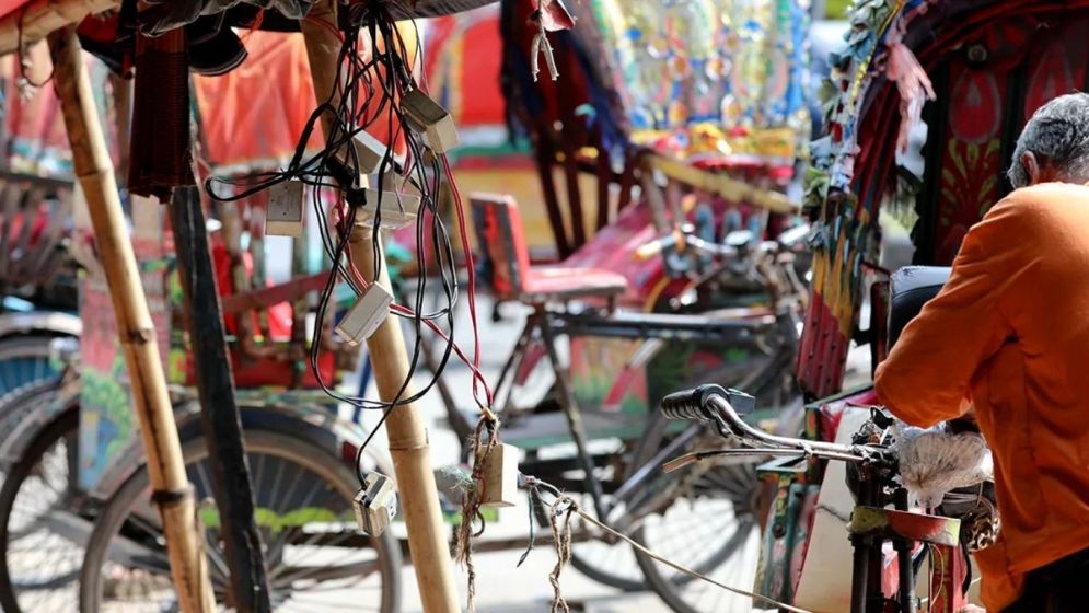Unauthorised charging points keep auto-rickshaws moving