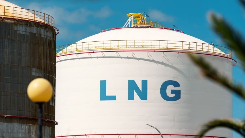 Govt recommends LNG purchase, holds back fuel deals