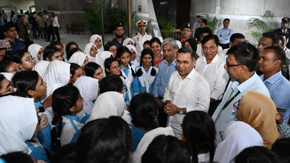 PM urges students to care for animals, protect nature