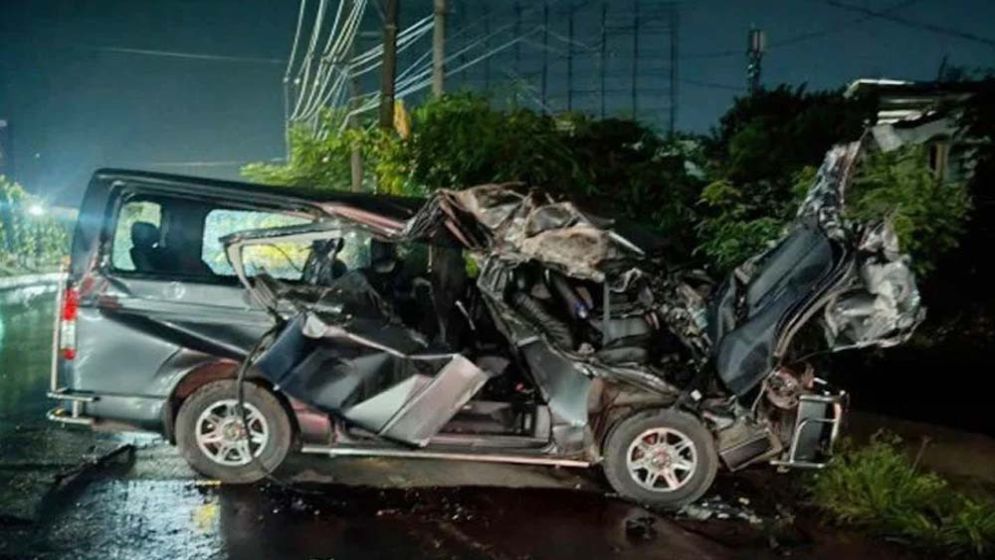 Four killed, 8 injured as covered van, microbus collide in Chattogram