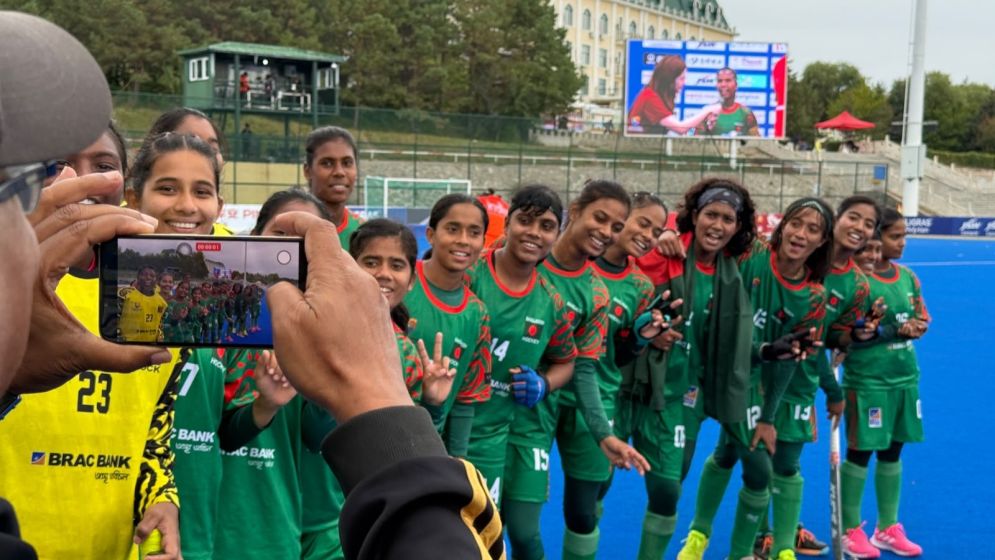 Women keep World Cup hopes alive, men sign off with win