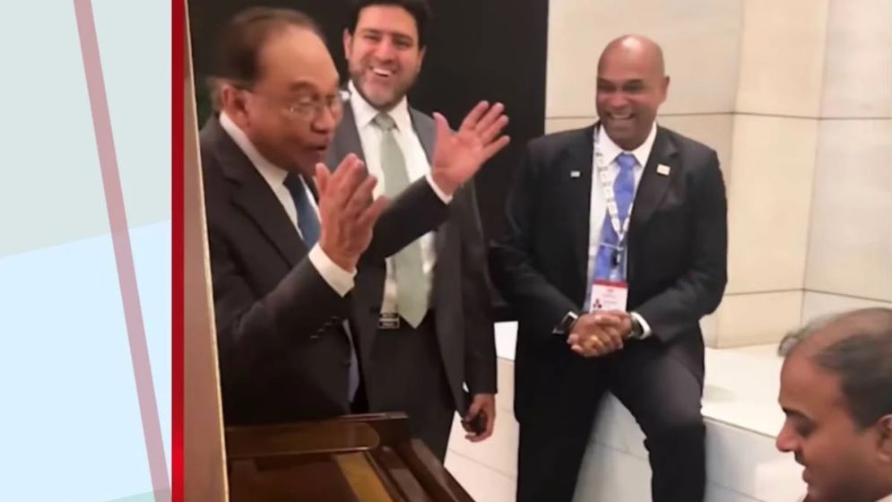 Malaysia PM sings Kishore Kumar classic at BRICS dinner