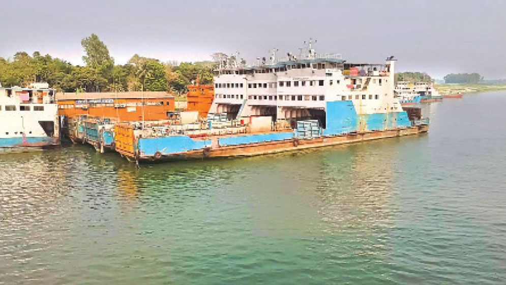 Paturia-Daulatdia waterway faces navigation risk amid strong current