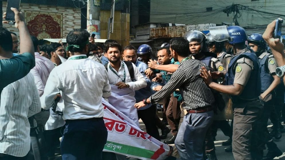 Two groups clash outside Islami Bank Tower in Motijheel