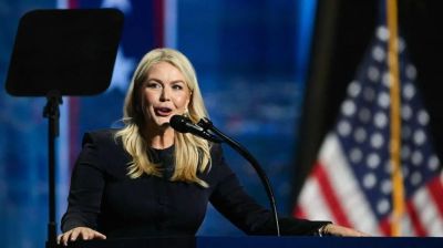 Trump says will wait to fill press secretary post