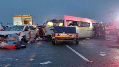 Multi-car crash kills 21 in South Africa