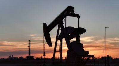 Oil gains on Mideast supply fears, AI warnings rattle tech firms