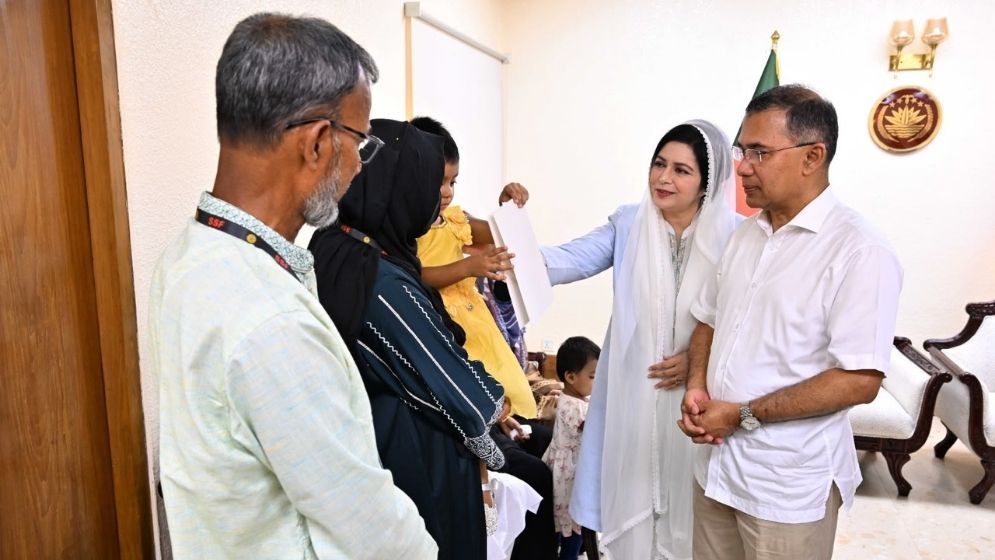 PM meets families of soldiers killed in Hathazari blast, provides financial aid
