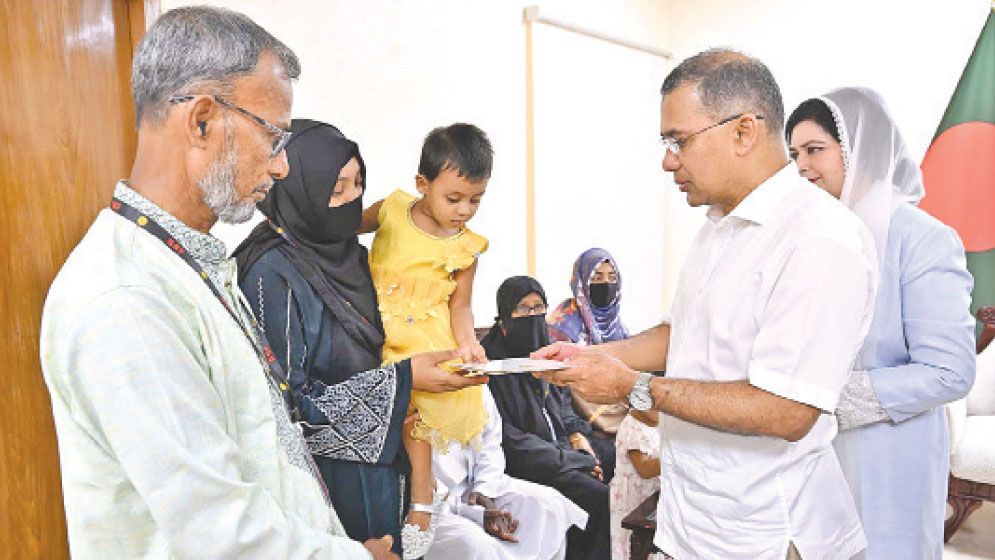 PM meets families of soldiers killed in Hathazari blast, provides financial aid