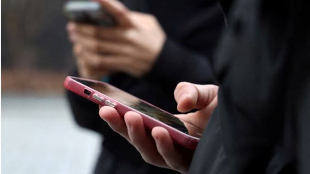 EU to ban social media for under 13s, curb access until 15