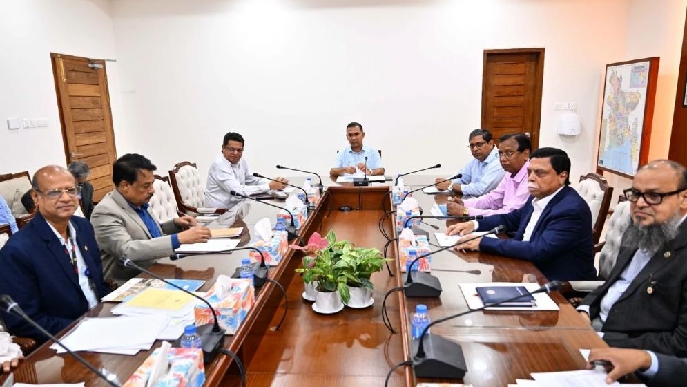 PM calls for coordinated efforts to curb pollution in city lakes