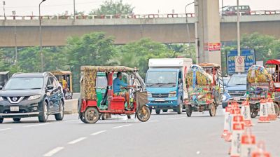 Experts stress controlling 3-wheeler production, import, charging installation