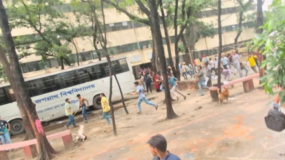 Two JnU Chhatra Dal factions clash, four injured