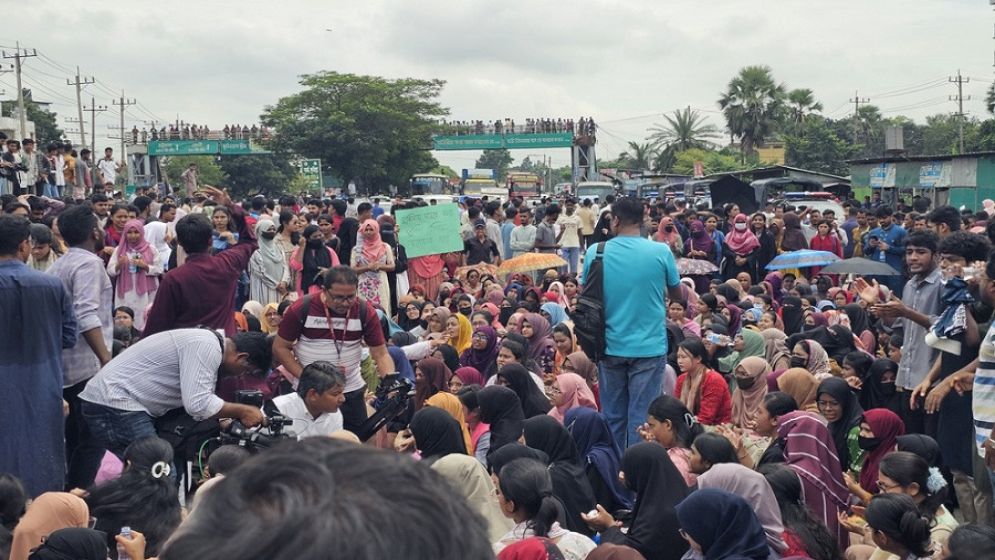 Opratim killing: Comilla University students block Dhaka-CTG highway