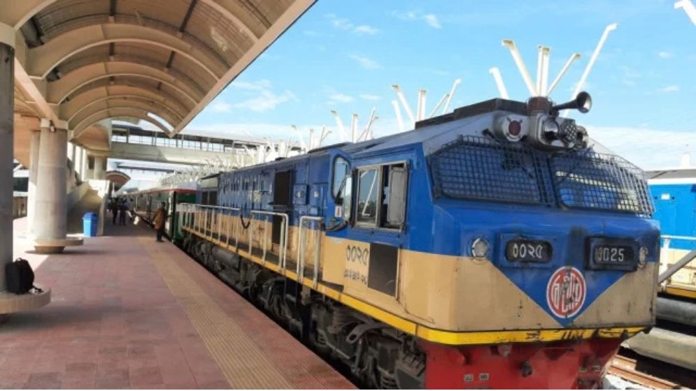 Cox’s Bazar Express derails after hitting mini covered van