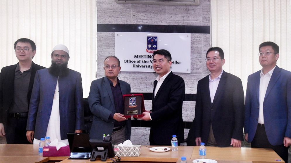 SIIS vice-president pays courtesy call on DU VC