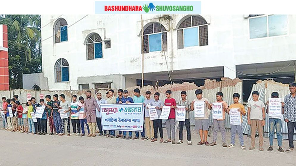 Poster display campaign on road crash prevention held in Patuakhali