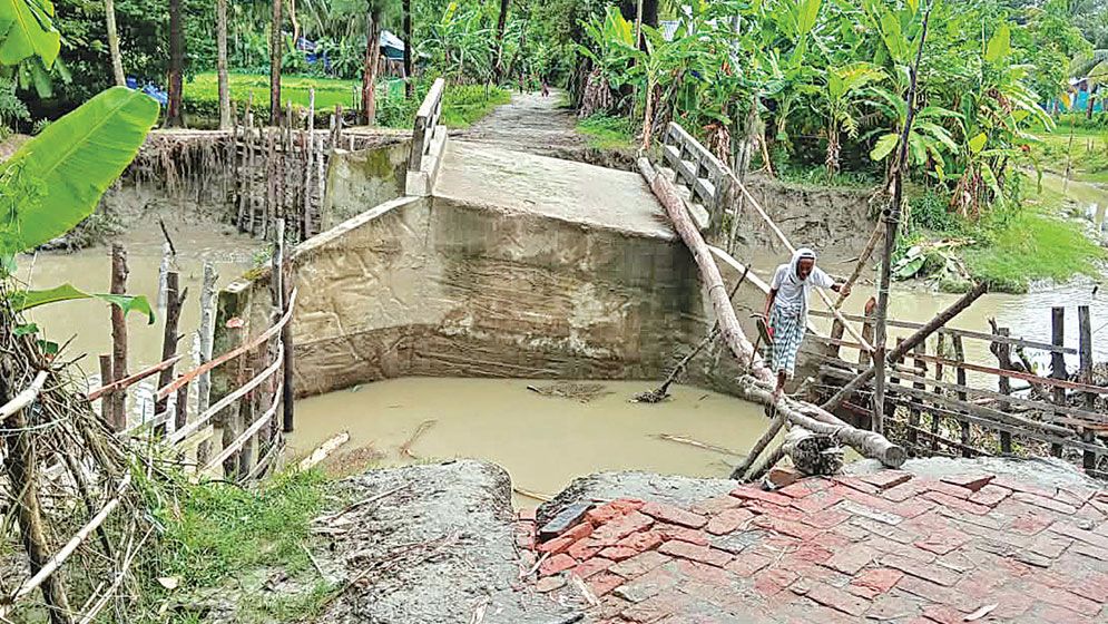 30,000 suffer as bridge collapses in Lakshmipur
