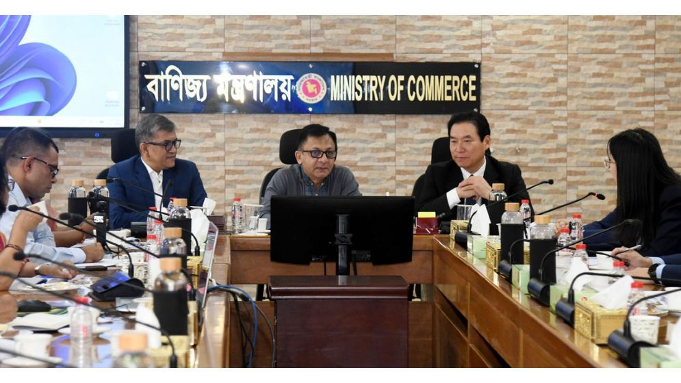 Commerce Minister, Yunnan Vice Governor hold bilateral talks