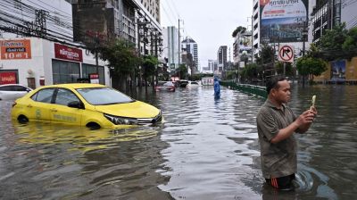 Bangkok floods force thousands into shelters