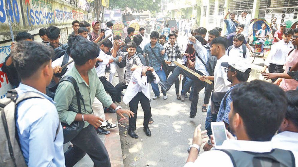 Dhaka College, Ideal College students clash near Science Lab