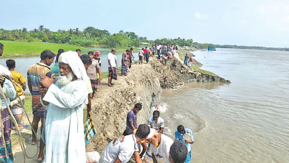 Embankment breach sparks flood fears 
in Satkhira