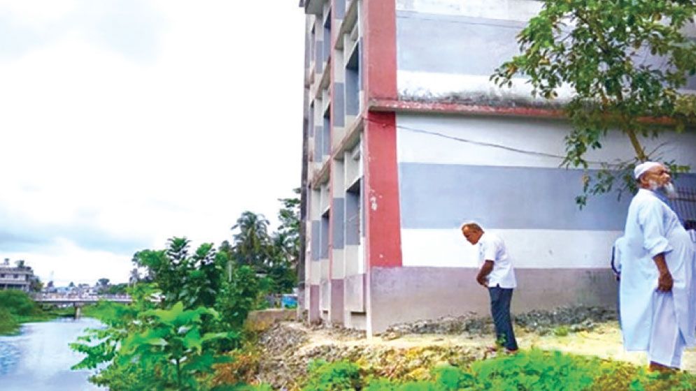Jashore madrasah building tilts after riverbank collapse
