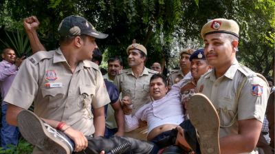 AAP leaders among 700 detained during Delhi protest against poll body chief