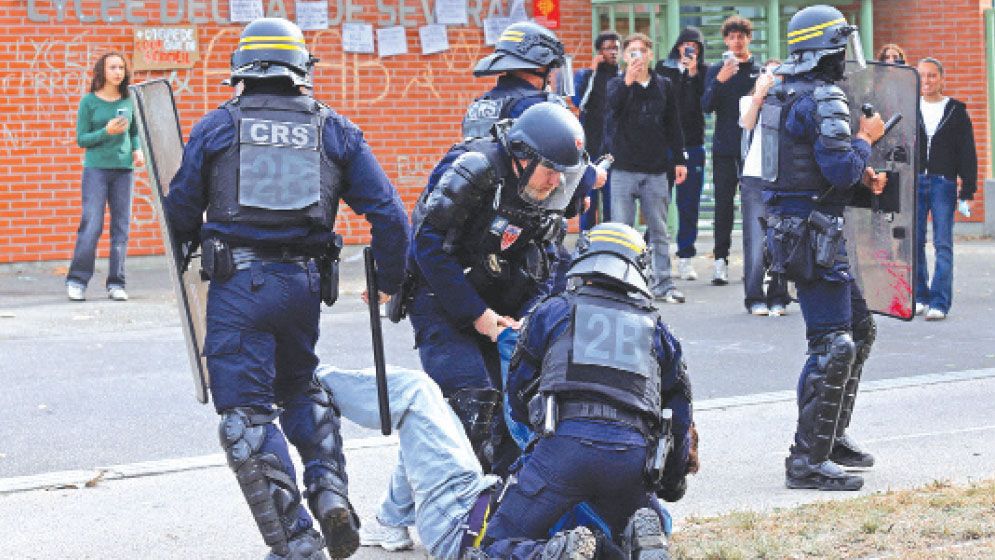Students, police clash as France struggles to quell school protests