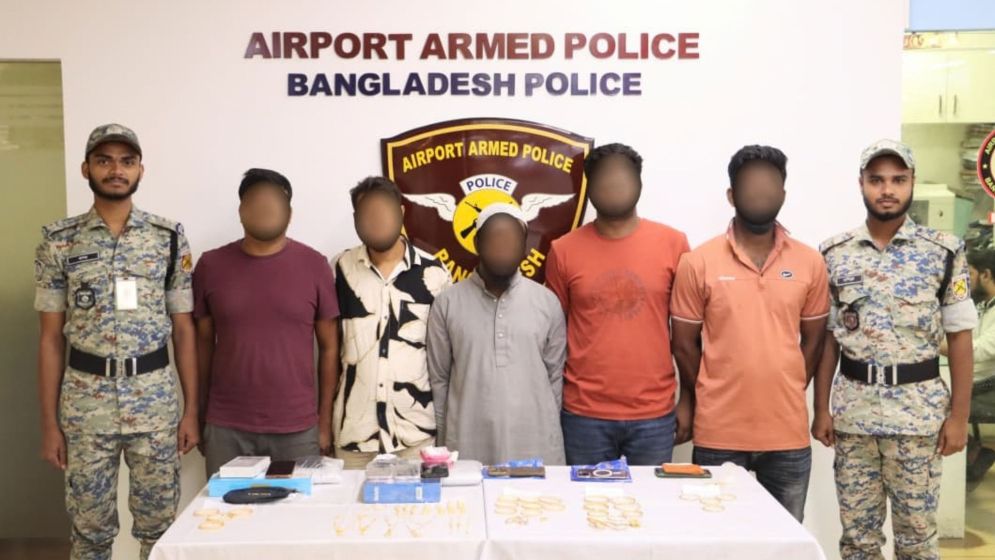 Seven held with 781.3g gold ornaments at Dhaka airport