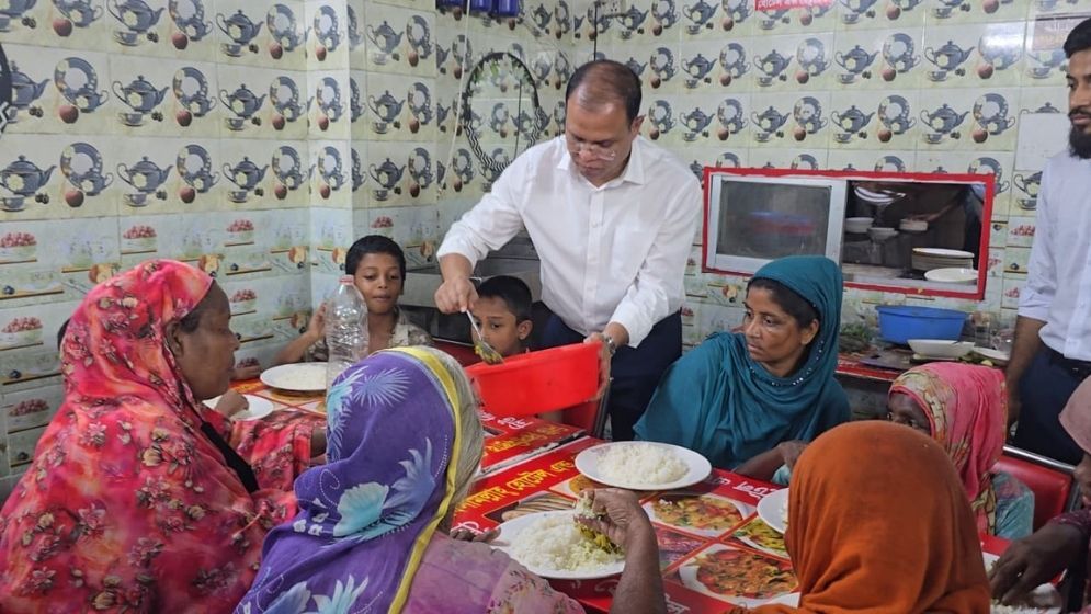 Children, elderly at Bijoy Sarani delighted by PM’s special gesture