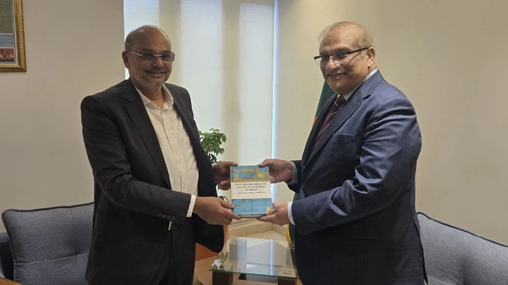 PM’s adviser, Pakistan envoy discuss potential for bilateral trade, investment