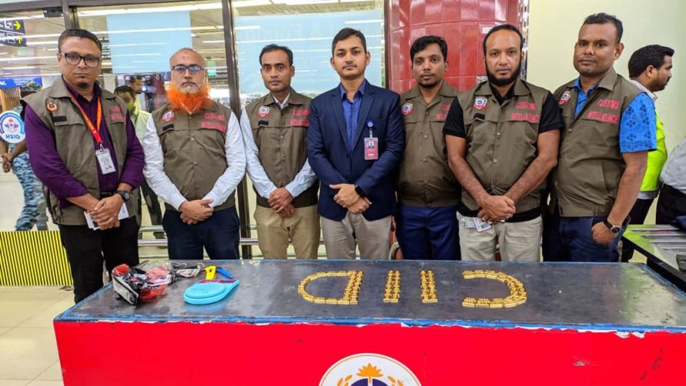 Two flight crew members arrested with 	gold worth Tk16cr at Dhaka airport