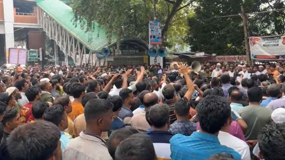 Auto-rickshaw drivers block road in front of National Press Club