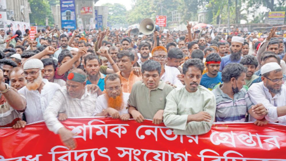 Battery-powered rickshaw drivers block roads protesting electricity supply cut