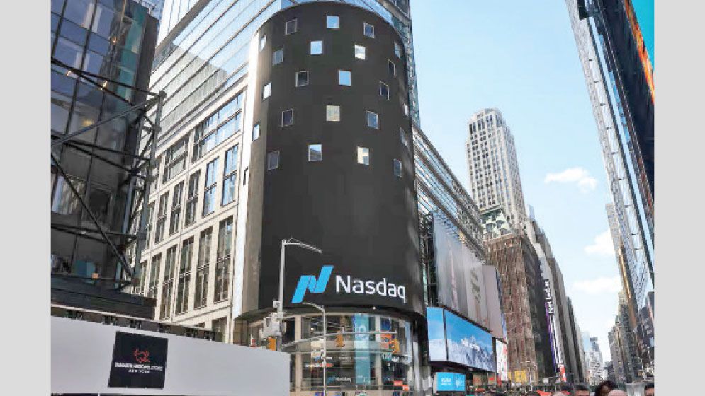 Nasdaq notches record high close as investors focus on earnings