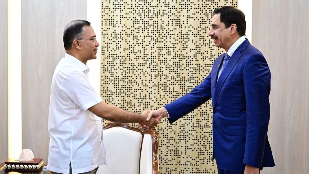 PM seeks DP World investment in free trade zones, rail-based ICDs