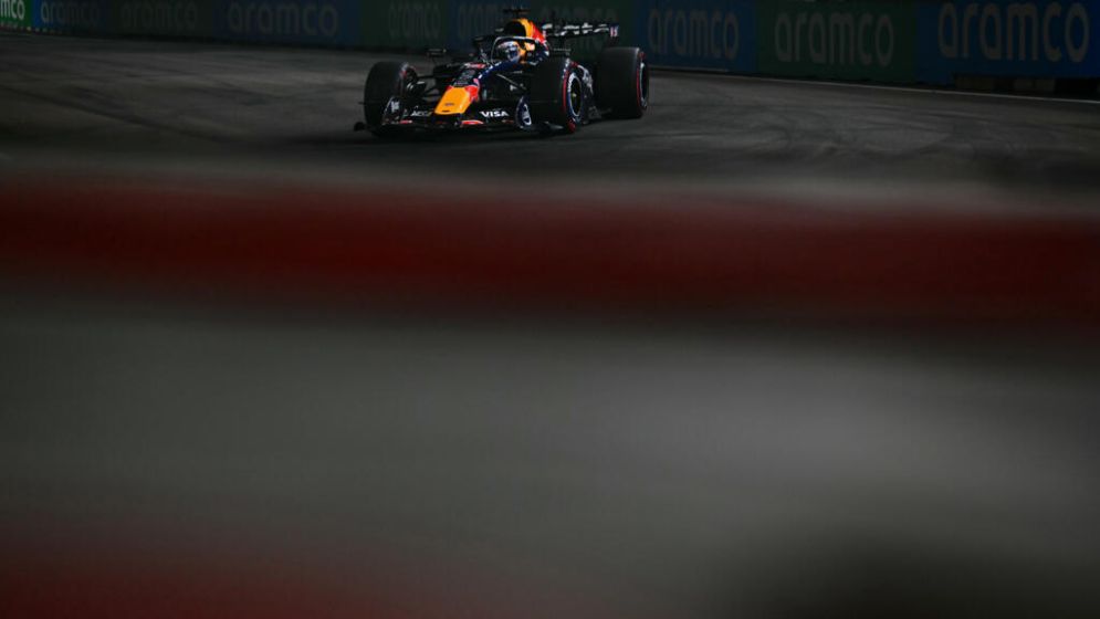 Verstappen continues resurgence with pole for Singapore sprint
