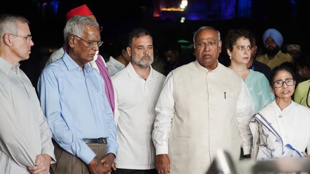 Congress-led alliance calls major protests in Delhi on Monday, 'cockroaches' to continue demos
