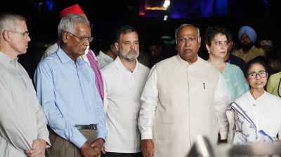 Congress-led alliance calls major protests in Delhi on Monday, 'cockroaches' to continue demos