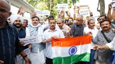 Kejriwal detained in Delhi before joining protests