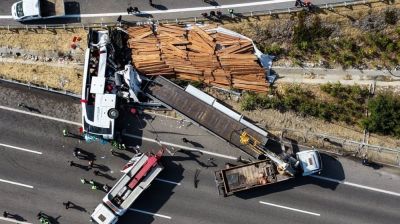 11 killed, 27 injured in tour bus crash in western Turkey