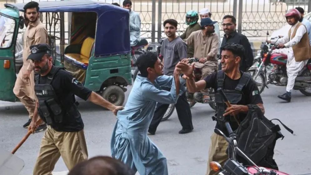 Police clash with Imran Khan supporters in northwestern Pakistan