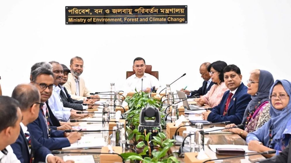 PM urges officials to go beyond duties to protect environment