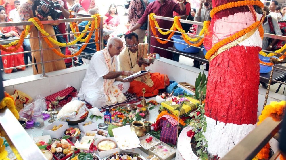 Durga Puja begins with Maha Shashthi